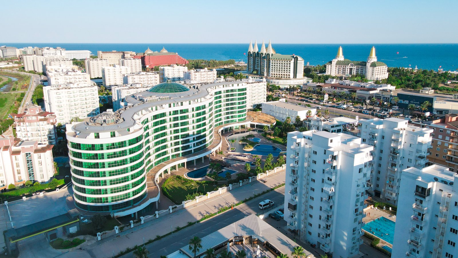 Antalya'da Deniz ve Dağ Manzaralı Lüks Daireler