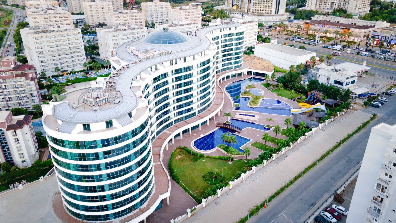 Antalya'da Deniz ve Dağ Manzaralı Lüks Daireler