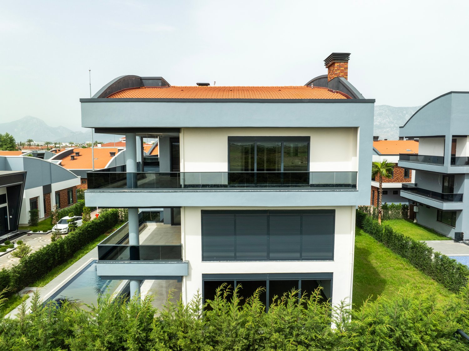 Antalya'da Lüks 8 Yatak Odalı Triplex Villa - Türk Vatandaşlığına Uygun